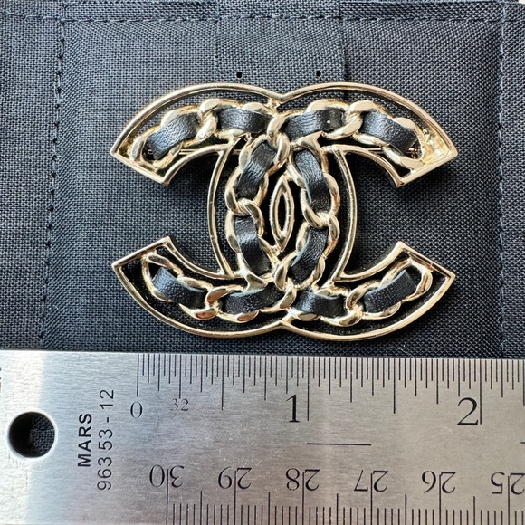 CHANEL 19P CLASSIC GOLD TONE LARGE BIG CC LOGO CHAIN BLACK LEATHER BROOCH PIN - Picture 7 of 10